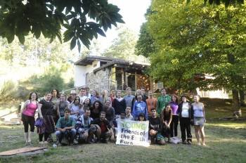 Los participantes en el encuentro de juvenil de Amigos de la Tierra Europa, en As Corcerizas. (Foto: MARTIÑO PINAL)