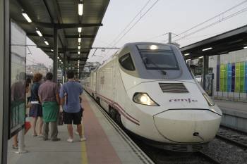 El nuevo tren híbrido -estéticamente similar al AVE-, a su llegada a la estación de Vigo. (Foto: JV. LANDÍN)