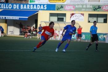 El delantero del Ourense Iker pelea el balón ante la oposición del jugador del Barbadás Jorge. (Foto: JOSÉ PAZ)