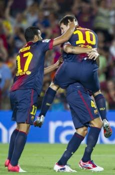 Messi celebra con Cesc Fàgregas y Pedro uno de los dos goles ante la Real. (Foto: ALEJANDRO GARCÍA)