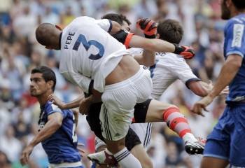Pepe choca con Casillas en la jugada que significó el gol del Valencia. (Foto: EMILIO NARANJO)