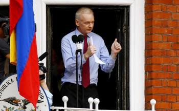 El fundador de Wikileaks se dirige a los medios desde un balcón de la embajada de Ecuador en Londres. (Foto: KERIM OKTEN)