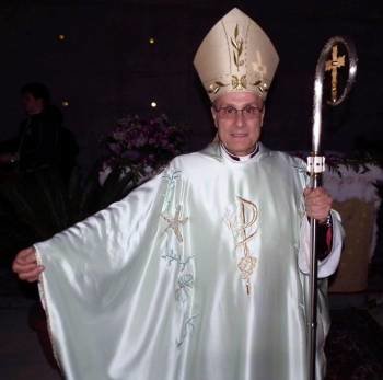 El obispo Mogavero luce el paramento firmado por el diseñador Armani. 