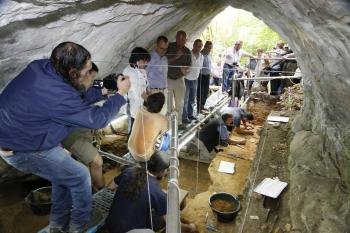 Descubren en cueva de Lugo los primeros restos de arte rupestre del noroeste