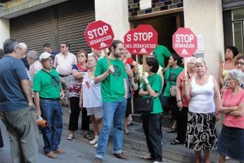 La plataforma Stop Desahucios tratando de impedir el abandono de una vivienda en Badalona (Barcelona). (Foto: EFE)