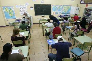 Vista de los alumnos que siguen lecciones en el centro de formación Trébede de Cáritas, en Ourense. (Foto: MARCOS ATRIO)