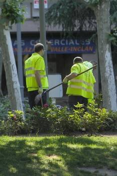 Trabajadores de Aspanas realizan mantenimiento de jardines. (Foto: MIGUEL ÁNGEL)