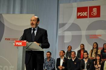 El secretario general del PSOE, Alfredo Pérez Rubalcaba, durante un mitín en noviembre de 2011 (Foto: ARCHIVO)