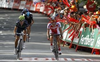 Alejandro Valverde esprinta por la victoria de etapa con el también español 'Purito' Rodríguez.