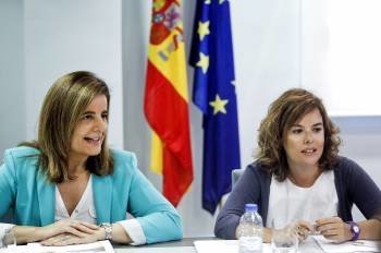 La ministra de Empleo, Fátima Báñez, con la vicepresidenta Soraya Sáenz de Santamaría. (Foto: EMILIO NARANJO)