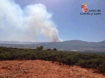 El incendio declarado el domingo al mediodía en el municipio leonés de Catrocontrigo se encuentra en estos momentos estabilizado