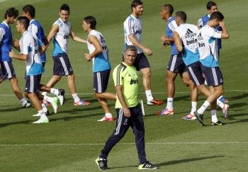 ose Mourinho (centro) y varios jugadores durante la sesión de entrenamiento realizado esta mañana