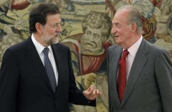 El presidente del Gobierno, Mariano Rajoy, con el rey Juan Carlos.
