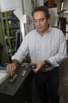 Javier González muestra dispositivos para reforzar cerraduras. (Foto: MIGUEL ÁNGEL)