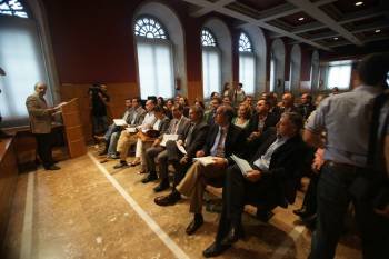 El secretario general del Concello de Vigo, José Riesgo Boluda, ofició la constitución de la asamblea metropolitana. (Foto: VICENTE)