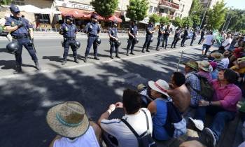 Centenares de jornaleros son vigilados por la policía en Córdoba. (Foto: R. ALCAIDE)
