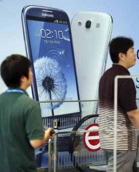 Varios clientes visitan un pabellón de Samsung Electronics, en el distrito de Seocho en Seúl, Corea del Sur
