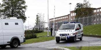 Un convoy policial transporta a Anders Breivik de la prisión de Ila al tribunal de Oslo