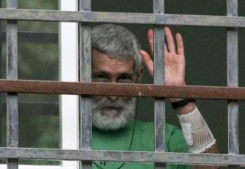  El preso de ETA Iosu Uribetxebarria Bolinaga asomado hoy, 24 de agosto, en la ventana de su habitación del Hospital Donostia