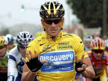 Lance Armstrong celebra su séptimo Tour logrado con el US Postal en el año 2005 (Foto: ARCHIVO)