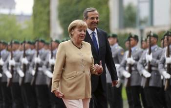 Ángela Merkel con Andonis Samaras en Berlín. (Foto: KAY NIETFELD)