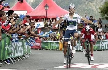 El ciclista del Movistar, Alejandro Valverde, levanta los brazos tras ganar la etapa. (Foto: JOSÉ MANUEL VIDAL)
