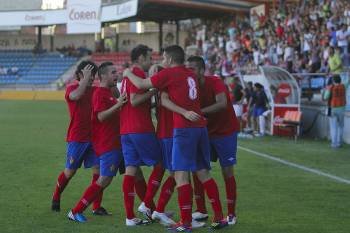 Los jugadores del Ourense forman una piña enla celebración del definitivo 3-1. (Foto: FOTOS: MIGUEL ÁNGEL)