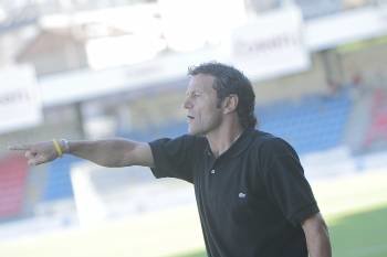 El entrenador del Ourense, en la banda de Tribuna. (Foto: MIGUEL ÁNGEL)