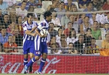 Abel Aguilar y Valerón celebran un gol de Deportivo. (Foto: MANUEL BRUQUE)