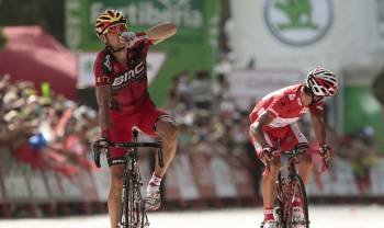 Philippe Gilbert, seguido de Joaquín 'Purito' Rodríguez, levanta el brazo tras ganar la etapa. (Foto: JOSÉ MANUEL VIDAL)