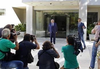 El presidente de El Corte Inglés, Isidoro Álvarez, posa para los periodistas antes de la junta de accionistas. (Foto: A. MARTÍN)