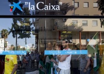 El SAT ocupa una oficina bancaria en el comienzo de su marcha obrera en Cádiz