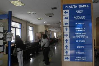 Usuarios en la oficina del Servicio Público de Empleo (antiguo Inem) ubicada en el Posío.  (Foto: MIGUEL ANGEL)