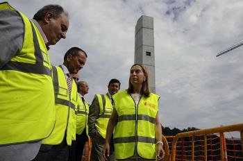 Ministra de Fomento, Ana Pastor, durante visita a las obras del AVE en Baños de Molgas.
