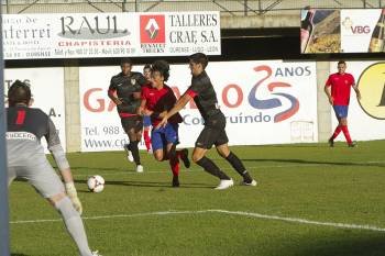 Jaime Noguerol intenta superar en el interior del área a un defensor del Atlético B. (Foto: MIGUEL ÁNGEL)