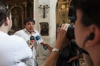 El alcalde de Borja, Miguel Arilla, habla a los medios de comunicación ante la imagen del eccehomo. (Foto: PEDRO ETURA)