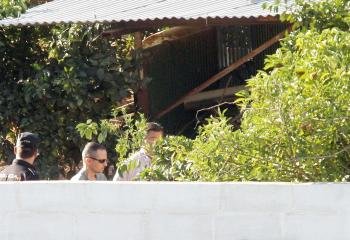 José Bretón, padre de los hermanos Ruth y José desaparecidos el 8 de octubre de 2011 en Córdoba, sale del furgón en el interior de la finca cordobesa de las 'Quemadillas', propiedad de sus padres (Foto: EFE)