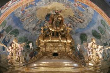 Imagen de las pinturas murales y la parte superior del retablo, tras ser restaurados. (Foto: MARCOS ATRIO)