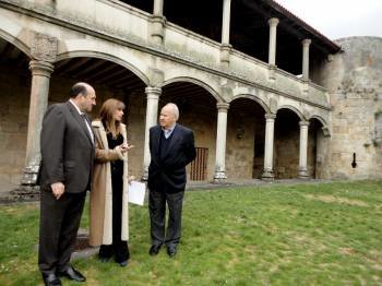 Rogelio Martínez, Carmen Pardo y Suárez Conde, el pasado 30 de abril en el castillo de Monterrei. (Foto: MARCOS ATRIO)