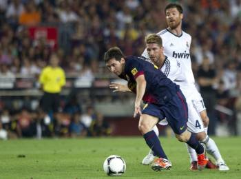 Leo Messi intenta superar a Sergio Ramos. (Foto: ALEJANDRO GARCÍA)