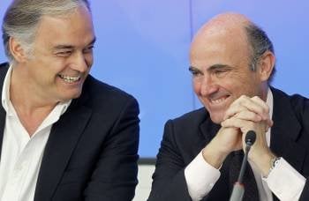El dirigente del PP Esteban González Pons (i.) con el ministro Luis de Guindos. (Foto: CHEMA MOYA)