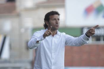 Luisito, entrenador del Ourense, gesticulando desde la banda del estadio de O Couto. (Foto: XESÚS FARIÑAS)