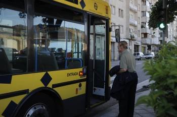 Un viajero accede a un autobús urbano de Ourense.  (Foto: MARTIÑO PINAL)
