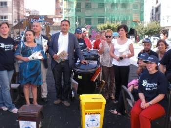 Caride, Rodríguez, Marnotes y Alberte, con voluntarios de Aspadisi, ayer, en la Alameda.