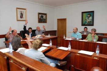 Una de las votaciones en la sesión plenaria de ayer en Viana do Bolo. (Foto: LUIS BLANCO)