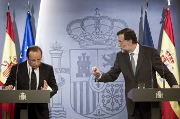 François Hollande y Mariano Rajoy durante la rueda de prensa que ofrecieron tras reunirse en La Moncloa. (Foto: EMILIO NARANJO)