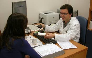 Un médico atiende a una paciente en su consulta del Hospital de Valme en Andalucía. (Foto: EUROPA PRESS)