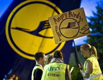 Personal de cabina de la compañía alemana Lufthansa protestan frente a la sede de la empresa en el aeropuerto internacional de Fráncfort