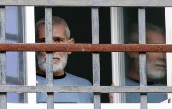  El preso de ETA Iosu Uribetxebarria, se asoma a la ventana de su habitación del Hospital Donostia de San Sebastián, hoy 31 de agosto