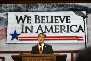 Mitt Romney, ante un cartel con la leyenda 'Creemos en América', durante la convención en Tampa. (Foto: ANDREW GOMBERT)